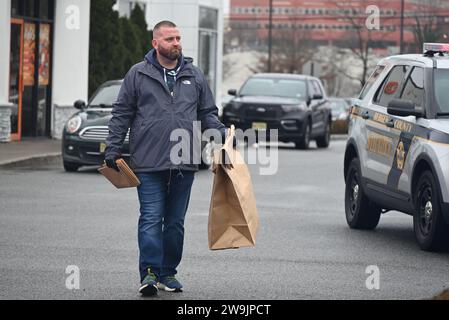 Paramus, Usa. Dezember 2023. Die Behörden sammelten Beweise am Tatort. Die Polizei sucht nach einem Fahrzeug und seinem Fahrer, nachdem der Fahrer bei einem Verkehrsunfall auf der Route 4 in östlicher Richtung einen anderen Fahrer erstochen hat. Das Opfer, das einen Lieferwagen fuhr, wurde zweimal in den Rücken und einmal auf den Arm gestochen und das Opfer befindet sich derzeit in stabilem Zustand. Die Behörden sammelten Beweise am Tatort. (Foto: Kyle Mazza/SOPA Images/SIPA USA) Credit: SIPA USA/Alamy Live News Stockfoto