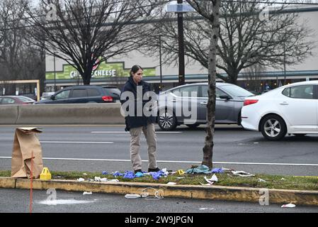 Paramus, Usa. Dezember 2023. Die Behörden sammelten Beweise am Tatort. Die Polizei sucht nach einem Fahrzeug und seinem Fahrer, nachdem der Fahrer bei einem Verkehrsunfall auf der Route 4 in östlicher Richtung einen anderen Fahrer erstochen hat. Das Opfer, das einen Lieferwagen fuhr, wurde zweimal in den Rücken und einmal auf den Arm gestochen und das Opfer befindet sich derzeit in stabilem Zustand. Die Behörden sammelten Beweise am Tatort. (Foto: Kyle Mazza/SOPA Images/SIPA USA) Credit: SIPA USA/Alamy Live News Stockfoto