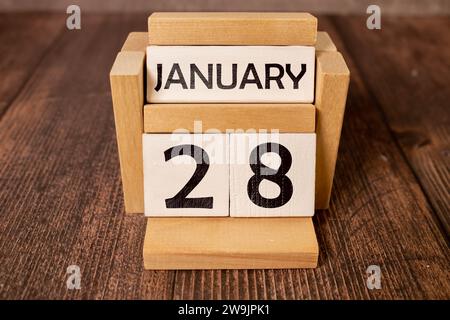 Holzkalender, Datumssatz des Monats 28. Januar, auf weißem und transparentem Hintergrund. Stockfoto