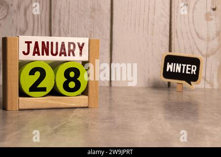 Holzkalender, Datumssatz des Monats 28. Januar, auf weißem und transparentem Hintergrund. Stockfoto