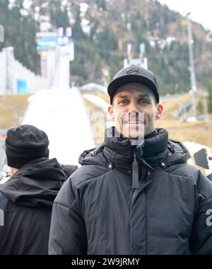 Sven Hannawald, Hanni, ehemaliger Skispringer, jetzt ARD-TV-Experte bei der 71. Vier-Schanzentournier Skispringen am 28. Dezember 2023 in der Schattenbergschanze ORLEN Arena in Oberstdorf, Bayern, © Peter Schatz / Alamy Live News Stockfoto