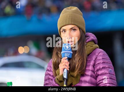 Lea Wagner, Sportmoderatorin ARD Sport Moderatorin, Sportmoderatorin, Journalistin, das erste, Fernsehmoderatorin, TV, auf der 71. Vier-Schanzentournier Skispringen am 28. Dezember 2023 in der Schattenbergschanze ORLEN Arena in Oberstdorf, Bayern, © Peter Schatz / Alamy Live News Stockfoto