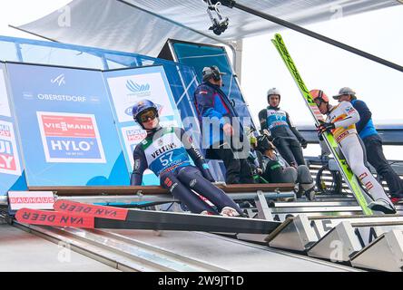 Andreas WELLINGER, GER im Fluchtkampf bei der 71. Vier-Schanzentournier Skispringen am 28. Dezember 2023 in der Schattenbergschanze ORLEN Arena in Oberstdorf, Bayern, © Peter Schatz / Alamy Live News Stockfoto