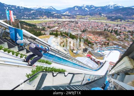 Andreas WELLINGER, GER im Fluchtkampf bei der 71. Vier-Schanzentournier Skispringen am 28. Dezember 2023 in der Schattenbergschanze ORLEN Arena in Oberstdorf, Bayern, © Peter Schatz / Alamy Live News Stockfoto