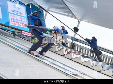 Andreas WELLINGER, GER im Fluchtkampf bei der 71. Vier-Schanzentournier Skispringen am 28. Dezember 2023 in der Schattenbergschanze ORLEN Arena in Oberstdorf, Bayern, © Peter Schatz / Alamy Live News Stockfoto