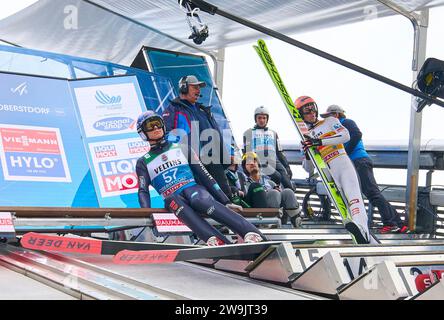 Andreas WELLINGER, GER im Fluchtkampf bei der 71. Vier-Schanzentournier Skispringen am 28. Dezember 2023 in der Schattenbergschanze ORLEN Arena in Oberstdorf, Bayern, © Peter Schatz / Alamy Live News Stockfoto