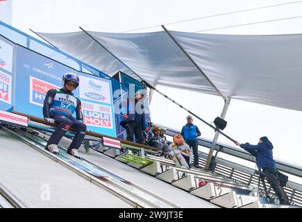 Andreas WELLINGER, GER im Fluchtkampf bei der 71. Vier-Schanzentournier Skispringen am 28. Dezember 2023 in der Schattenbergschanze ORLEN Arena in Oberstdorf, Bayern, © Peter Schatz / Alamy Live News Stockfoto