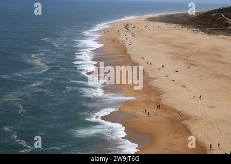 Blick auf die Menschen in Praia do Norte (North Beach), Nazaré, Portugal Stockfoto