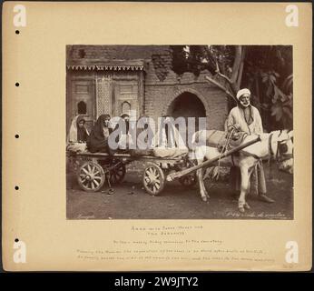 Zangaki. 0896. Araber mit drei Ehefrauen und zwei Dienern. Stockfoto