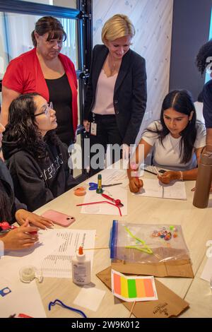 Ein Lehrer ermutigt multirassische Studenten, die in einer Demonstrationssemina in Irvine, CA, mit medizinischen Geräten experimentieren Stockfoto