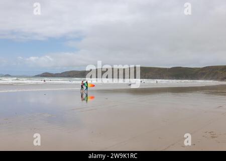 Newgale, Wales - 29. August 2023: Surfen am Newgale Beach geeignet für Kitesurfen Stockfoto