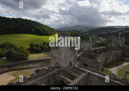 Conwy, Wales - 5. September 2023: Blick auf die umliegende Landschaft vom Turm von Conwy Castle aus Stockfoto