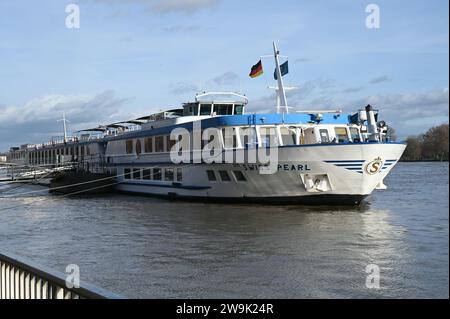 Köln, Deutschland. Dezember 2023. Das Passagiermotorschiff MS Swiss Pearl für Flusskreuzfahrten liegt auf dem Rhein vor Anker Credit: Horst Galuschka/dpa/Alamy Live News Stockfoto