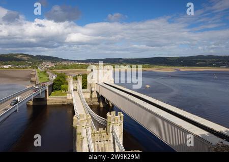 Conwy, Wales - 5. September 2023: Blick vom Turm aus auf die drei Brücken über den Fluss Conwy Stockfoto