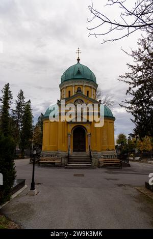 Das gelbe Gebäude der orthodoxen Kapelle der heiligen Apostel Peter und Paul auf dem Mirogoj Friedhof in Zagreb, Kroatien Stockfoto