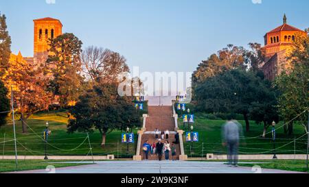 UCLA, Campus der University of California Los Angeles mit Royce Hall, Powell Library und den Kuruvungna Steps (Janss Steps) auf dem Hauptquad Stockfoto