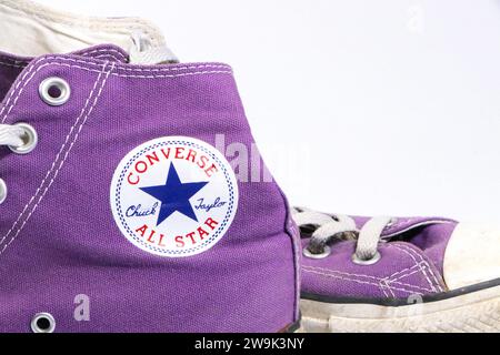 Lilafarbene Converse All Star High Top Sneakers auf weißem Studiohintergrund Stockfoto