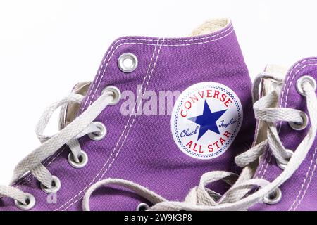 Lilafarbene Converse All Star High Top Sneakers auf weißem Studiohintergrund Stockfoto