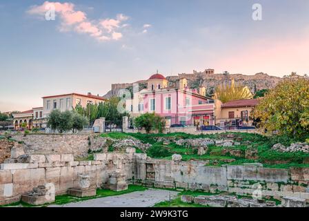 Die Ruinen der Hadrian's Library, mit dem historischen Viertel Plaka und der Akropolis im Hintergrund. Athen, Griechenland. Stockfoto