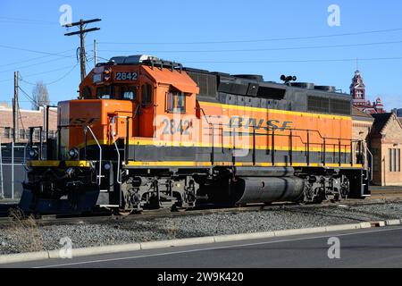Bellingham, WA, USA - 16. Dezember 2023; BNSF GP39-2-Lokomotive parkte am sonnigen Tag in der Innenstadt von Bellingham Stockfoto