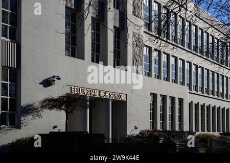 Bellingham, WA, USA - 16. Dezember 2023; Fassade der Bellingham High School mit Schild Stockfoto