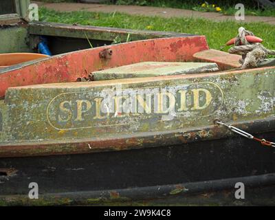 Bessere Tage gesehen! - Verblichene, abblätternde Farbe erzeugt ein Lebensgefühl von vernachlässigtem Leben auf Kanalbooten auf den Binnenwasserstraßen Englands Stockfoto