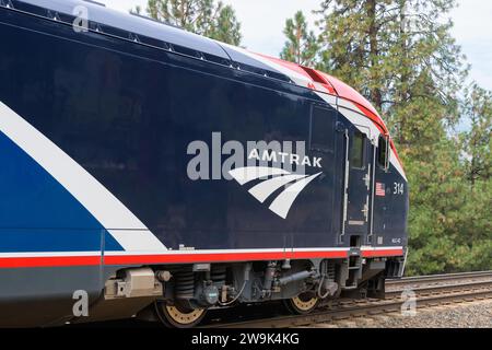 Leavenworth, WA, USA - 22. September 2023; Nahaufnahme der Amtrak ALC-42-Lokomotive auf gekrümmtem Gleis Stockfoto