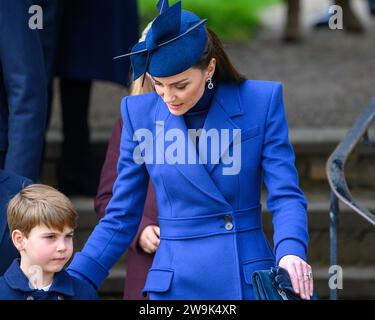 Prinzessin von Wales und Prinz Louis begrüßen wohlwollende Wünsche nach dem Besuch des Weihnachtsgottesdienstes in der St. Mary Magdalene Church in Sandringham. Dezember 2023 Stockfoto