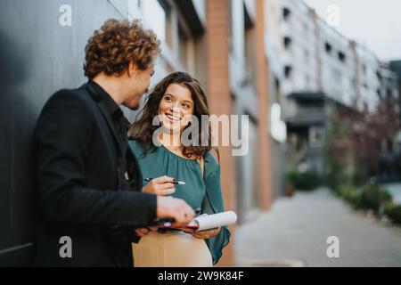 Geschäftsleute, die an strategischen Planungen und gemeinsamen Diskussionen in einem Stadtgebiet beteiligt sind Stockfoto