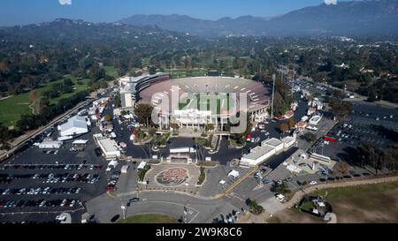 Los Angeles, Usa. Dezember 2023. (ANMERKUNG DER REDAKTION: Bild mit einer Drohne) eine Luftaufnahme der leeren Rose Bowl in Pasadena. Alabama Crimson Tide spielt am 1. Januar 2024 die Michigan Wolverines im traditionellen Rose Bowl NCAA-Fußballspiel. (Foto: Ringo Chiu/SOPA Images/SIPA USA) Credit: SIPA USA/Alamy Live News Stockfoto