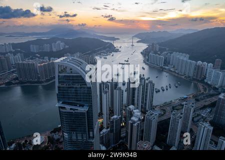 Tsuen Wan aus der Luft bei Sonnenuntergang Stockfoto