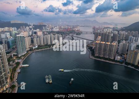 Tsuen Wan aus der Luft bei Sonnenuntergang Stockfoto