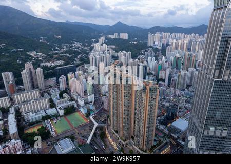 Tsuen Wan aus der Luft bei Sonnenuntergang Stockfoto