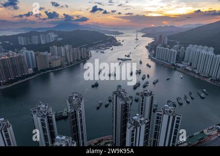 Tsuen Wan aus der Luft bei Sonnenuntergang Stockfoto