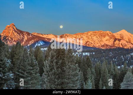 Vollmonduntergang bei der ersten Ampel über den bridger Mountains bei bozeman, montana Stockfoto