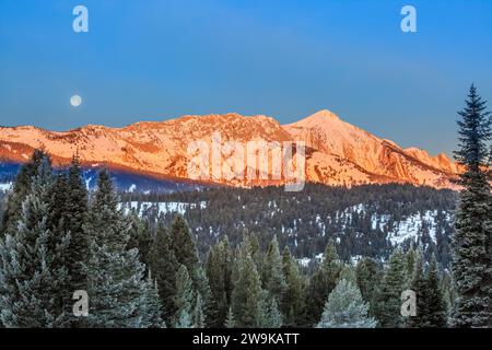 Vollmonduntergang bei der ersten Ampel über den bridger Mountains bei bozeman, montana Stockfoto