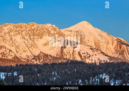 Erstes Licht auf dem Sacagawea-Gipfel in den bridger-Bergen im Winter bei bozeman, montana Stockfoto