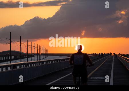 Kinderwagen bei Sonnenuntergang auf der Seven-Mile Bridge, Marathon, Florida Keys, Florida Stockfoto