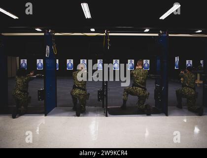 231227-N-KL637-1318 Rekruten üben Waffenhandhabungs- und -feuerungsverfahren während des Waffentraining-Trainings beim USS Missouri Small Arms Marksmanship Trainer (SAMT) beim Recruit Training Command (RTC). Mehr als 40.000 Rekruten trainieren jährlich im einzigen Bootcamp der Navy Navy Foto von Mass Communication 2. Klasse Stuart Posada) Stockfoto