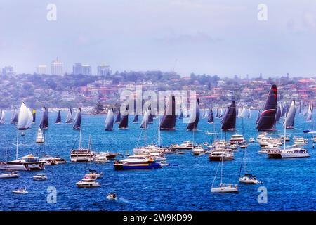 Riesige Flotte von Yachten Booten und Schiffen im Hafen von Sydney zu Beginn des Sydney Hobart Yacht Rennens. Stockfoto