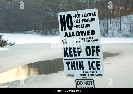 Halten Sie das Eisschild am Lower Pond, AW Stanley Park, New Britain, Connecticut Stockfoto