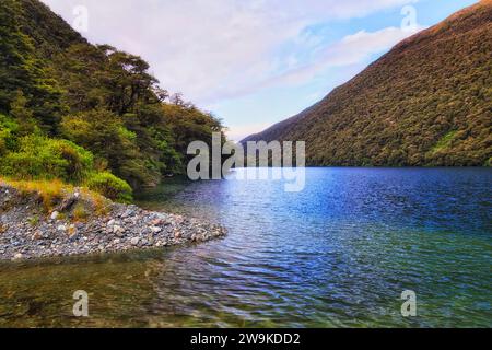 Lake Fergus in den malerischen Bergen von Fiordland in Neuseeland - beliebtes Touristenziel. Stockfoto