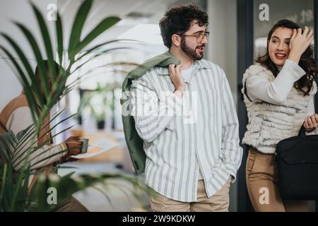 Erfolgreiche Geschäftsleute, die ihre Arbeit verlassen. Diskutieren und lächeln. Stockfoto