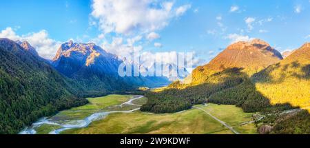 Eglinton Tal und Fluss sind ein beliebtes Touristenziel im Fiordland von Neuseeland auf der Südinsel - malerisches Luftpanorama. Stockfoto