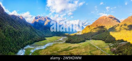 Eglinton Tal und Fluss in beliebtem Touristenziel im Fiordland von Neuseeland auf der Südinsel - Luftpanorama. Stockfoto