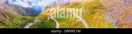 Steile felsige Berggipfel des Fiordland in Neuseeland entlang des Highway 94 am Eingang des Homer Tunnels. Stockfoto