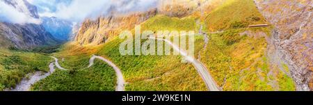 Serpentinenstraße in steilen felsigen Berggipfeln von Fiordland in Neuseeland entlang des Highway 94 am Eingang des Homer Tunnels. Stockfoto