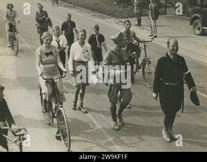 Zeven deelnemers op de Mookse baan tijdens de 23e Vierdaagse. Stockfoto