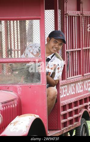 Die Leute verbringen Urlaub im Gamplong Studio Alam. Diese Touristenattraktion befindet sich in Sleman, Yogyakarta Stockfoto