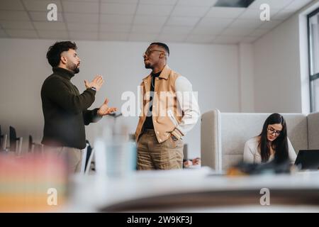 Kreative Geschäftskollegen, die in einem multinationalen Unternehmen zusammenarbeiten und Berichte diskutieren. Stockfoto